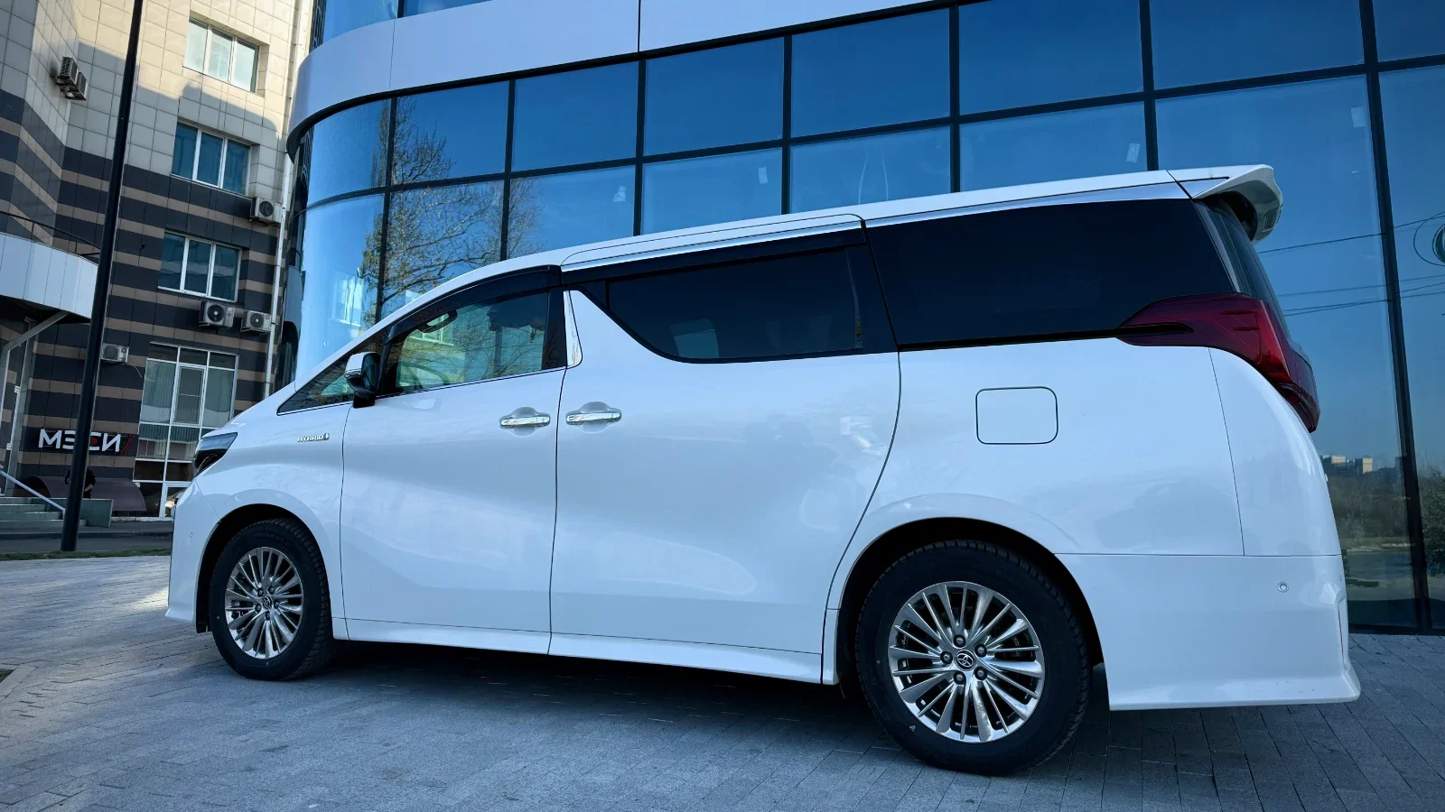 Toyota ALPHARD с Водителем. 2026 — фото 2